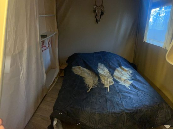 Le lit deux places de la chambre